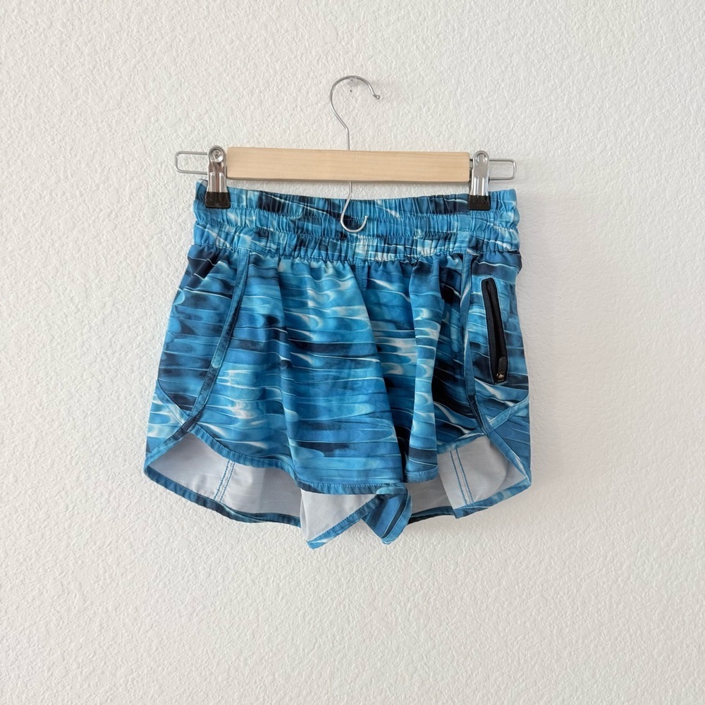 Lululemon- Tracker Short V* 4 in Tidal Multi- 6